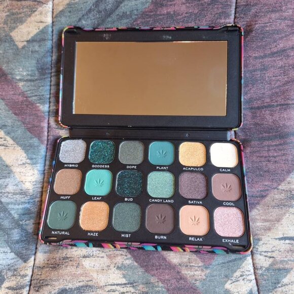 💚 Revolution Palette Duo — Chilled + Good Vibes Only - Picture 6 of 13